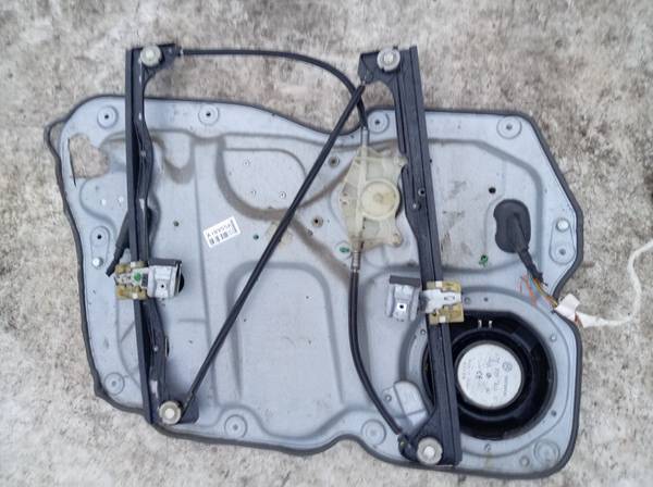 1T0837756 Volkswagen Caddy 2006 Durvju loga pacēlājs - PRIEKŠA PA LABI