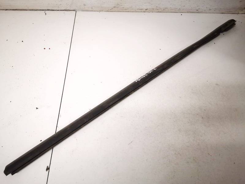 4M51A25605 Ford Focus 2008 Listwa szyby drzwi - TYLNE LEWE