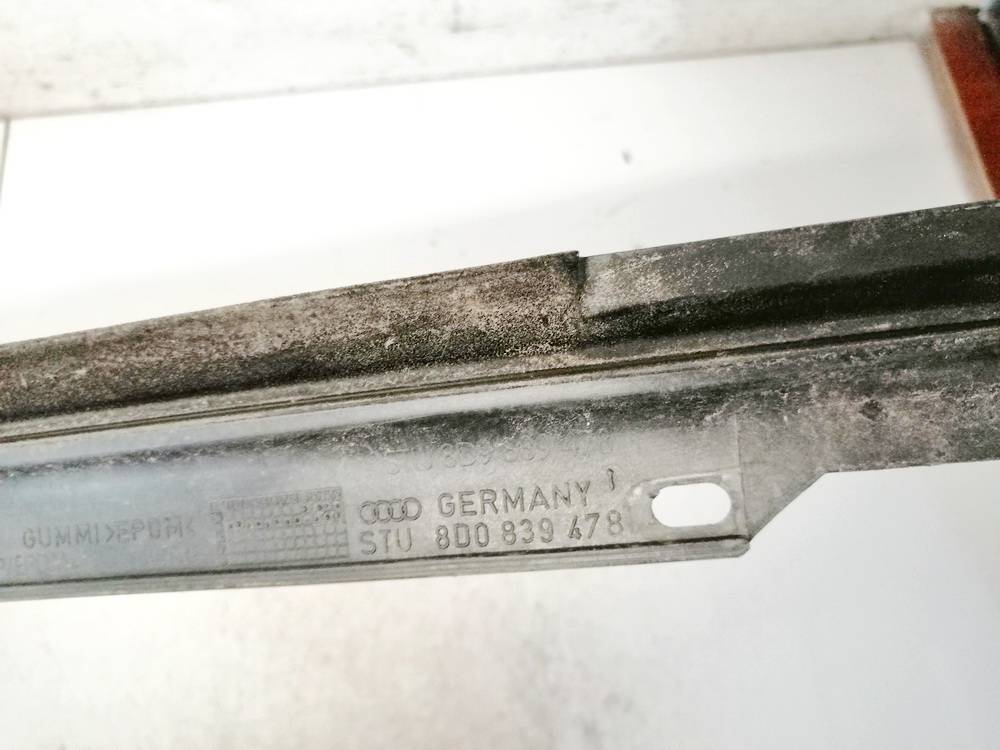 8D0839478 Audi A4 1996 Listwa szyby drzwi - TYLNE PRAWE - Thumbnail 3