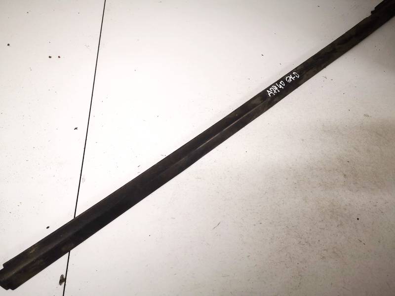 4M51A25604 Ford Focus 2008 Listwa szyby drzwi - TYLNE PRAWE