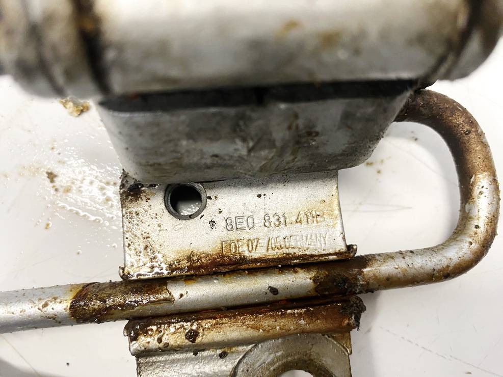 8E0831411B Audi A6 2004 Door Hinge - FRONT - Thumbnail 3