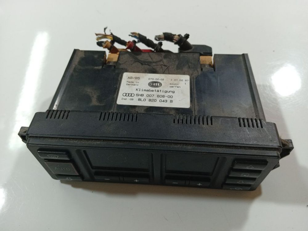 5HB00760800 Audi A4 1997 Klimata vadības panelis (sildītāja vadības slēdži)