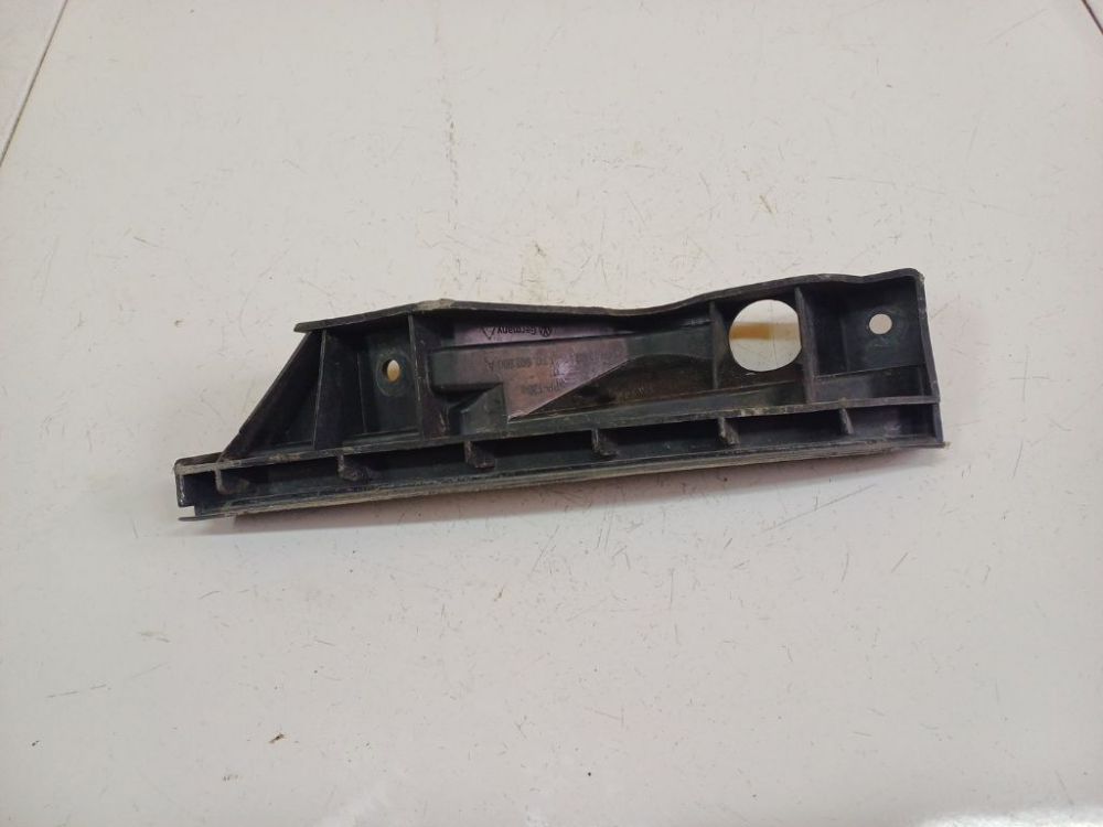 1T0807890A Volkswagen Touran 2004 Puskurin kiinnike - EDESSÄ OIKEALLA - Thumbnail 2