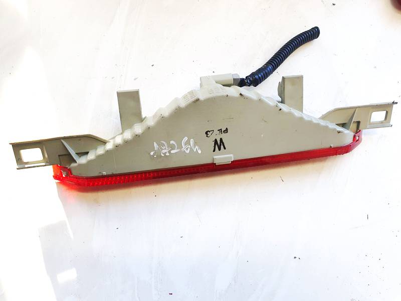 Toyota Avensis Verso 2002 фонарь задний (стоп сигнал)