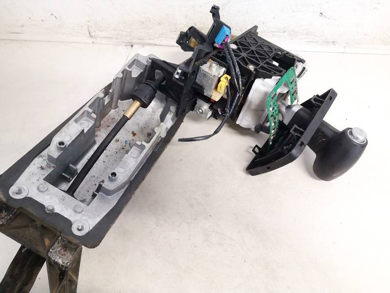 7L6713095 Volkswagen Touareg 2005 Gearshift Lever Automatic (GEAR SELECTOR UNIT)