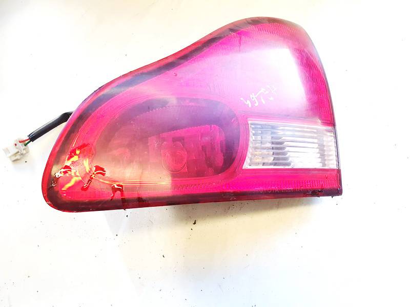Toyota Avensis Verso 2002 Фонарь задний внутренний правый