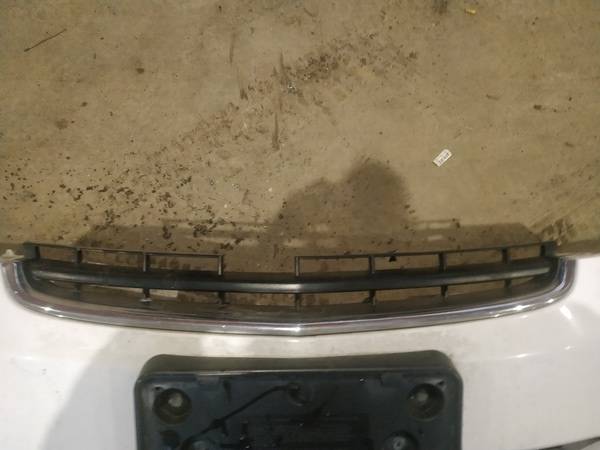 Saturn VUE 2009 Bumper Grille - FRONT CENTER | EuroImpex