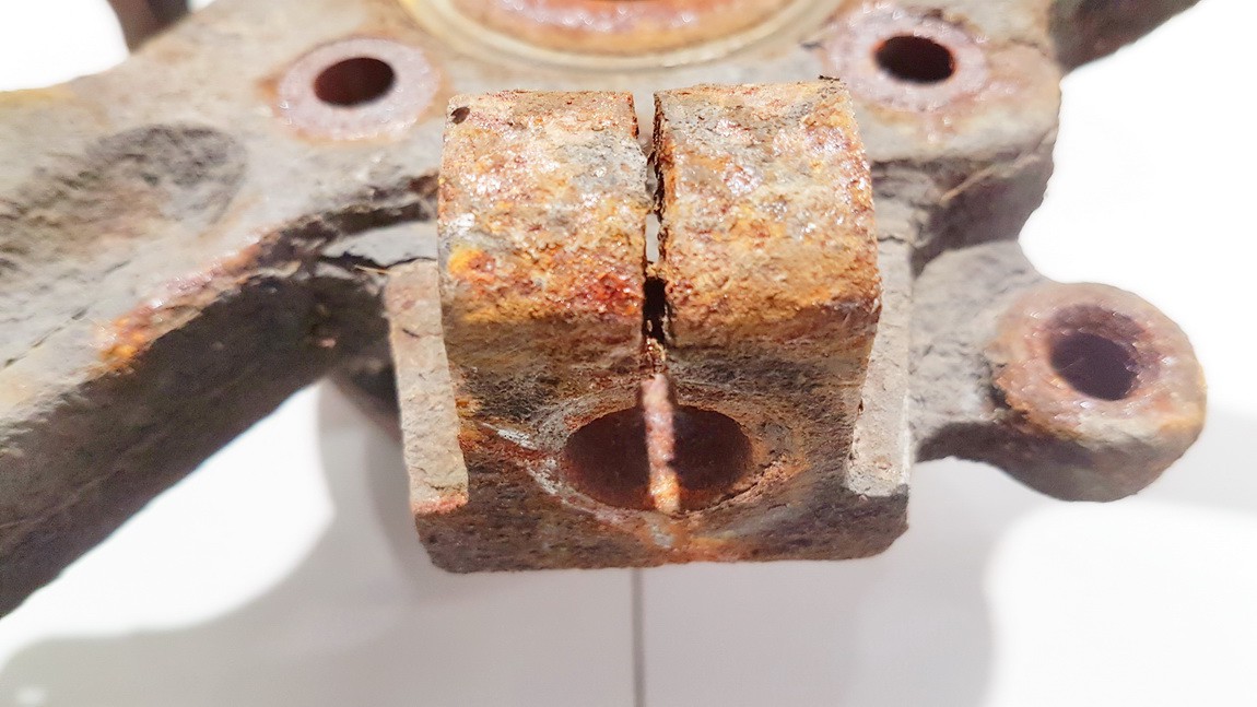 Chrysler Voyager 1998 Steering Knuckle - FRONT RIGHT - Thumbnail 2