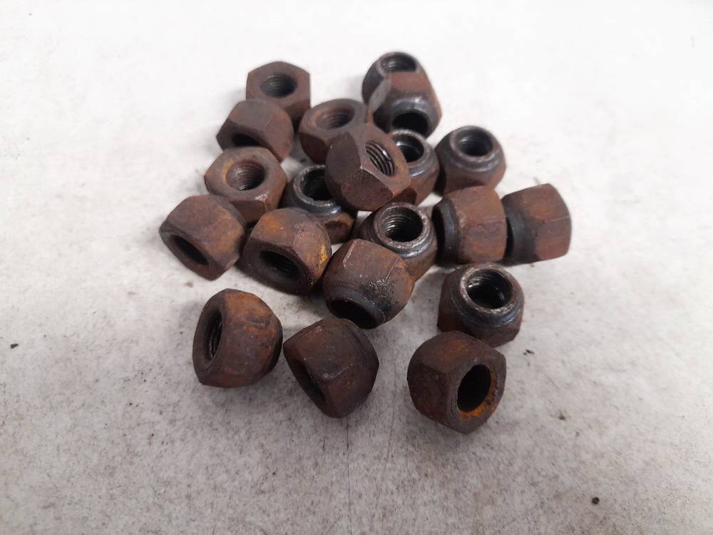 Nissan Primera 2005 Zestaw śrub kół