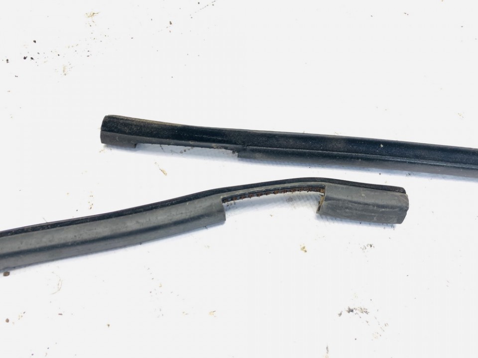 Volvo V50 2004 Door Rubber - FRONT RIGHT - Thumbnail 2