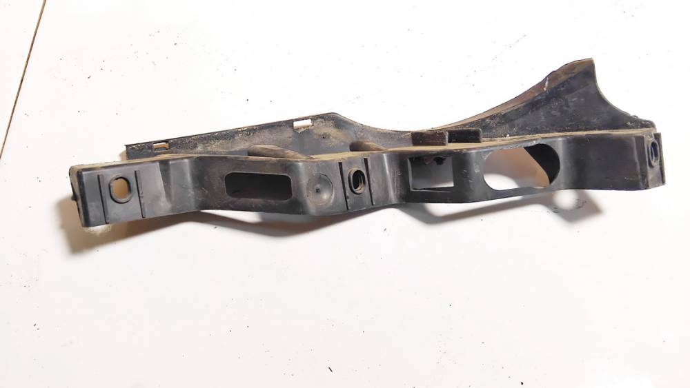 3C0807890 Volkswagen Passat 2007 Puskurin kiinnike - EDESSÄ OIKEALLA